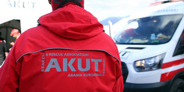 Alanya'da 3 katlı bina çöktü