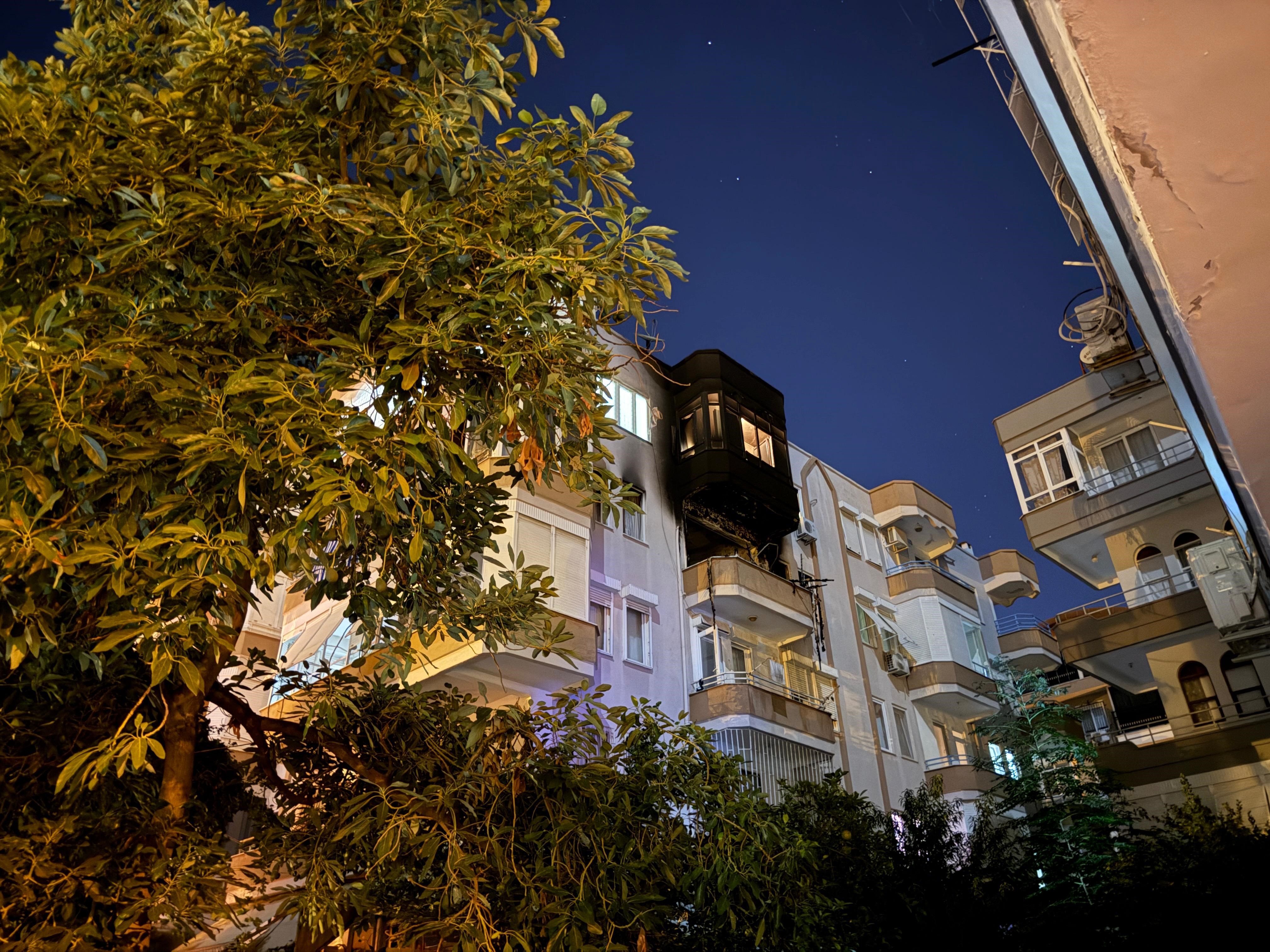 Alanya'da 5 katlı binada yangın: 1 kişi hayatını kaybetti