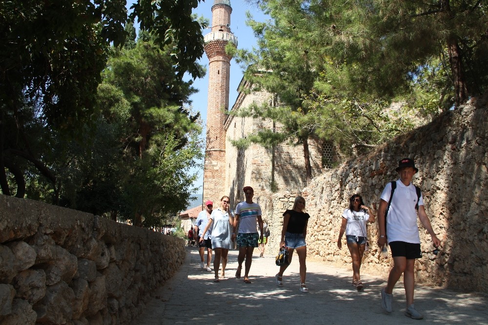 Alanya’da 788 yıllık tarihi camiye turistlerin yoğun ilgisi 