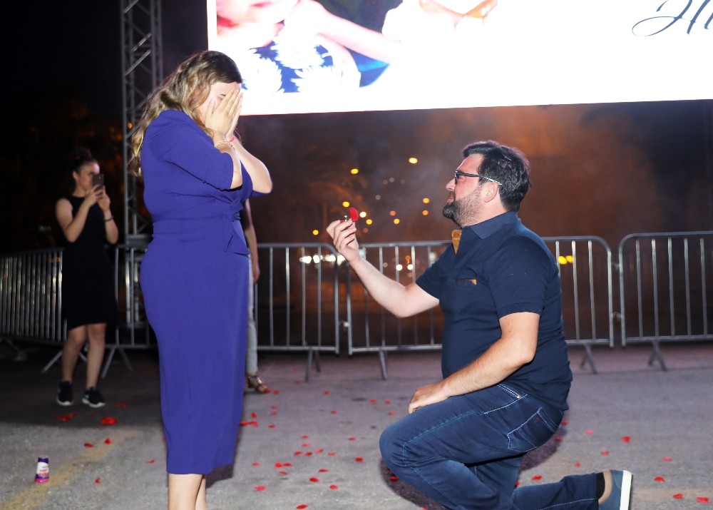Alanya’da arabalı sinema günlerinde film öncesi sürpriz evlilik teklifi 
