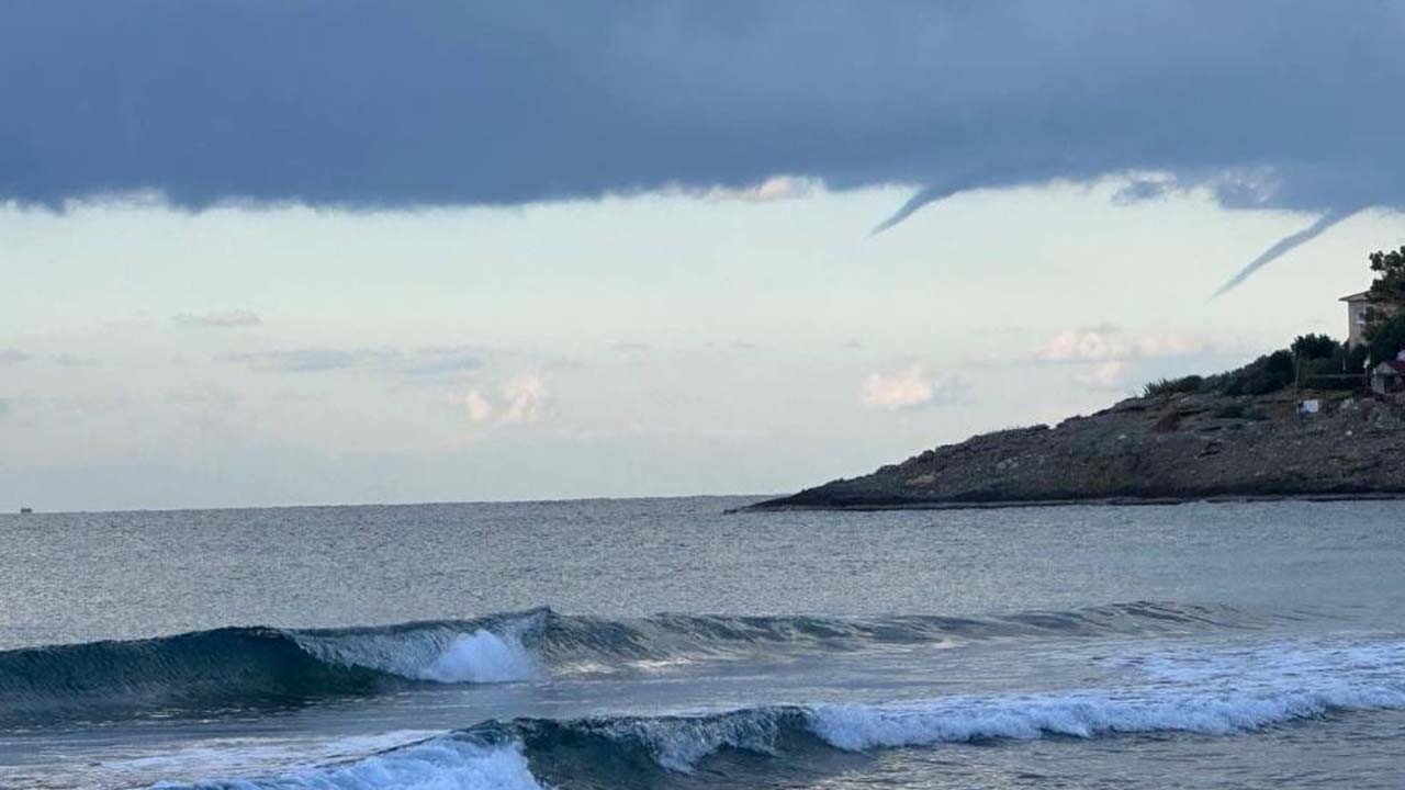 Alanya'da aynı anda 2 hortum birden çıktı! O anlar kamerada