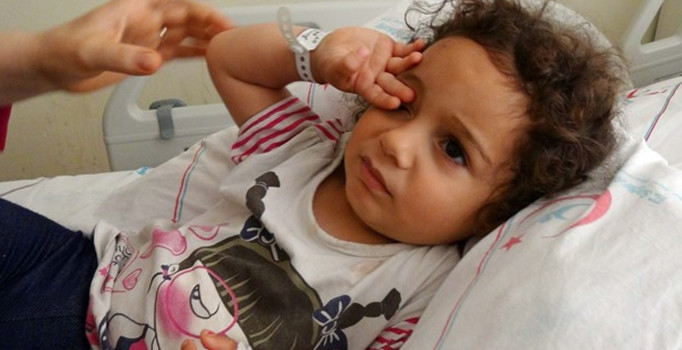 Alanya'da beşinci kattan düşen bebek kurtuldu