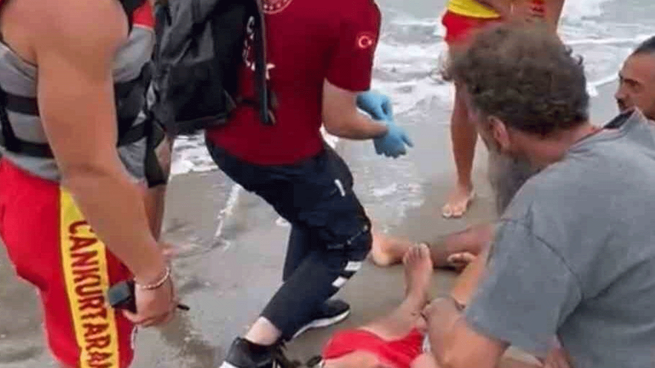 Alanya'da boğulma tehlikesi geçiren turisti cankurtaran kurtardı!
