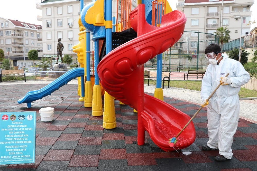 Alanya’da çocuk parklarına dezenfekte 