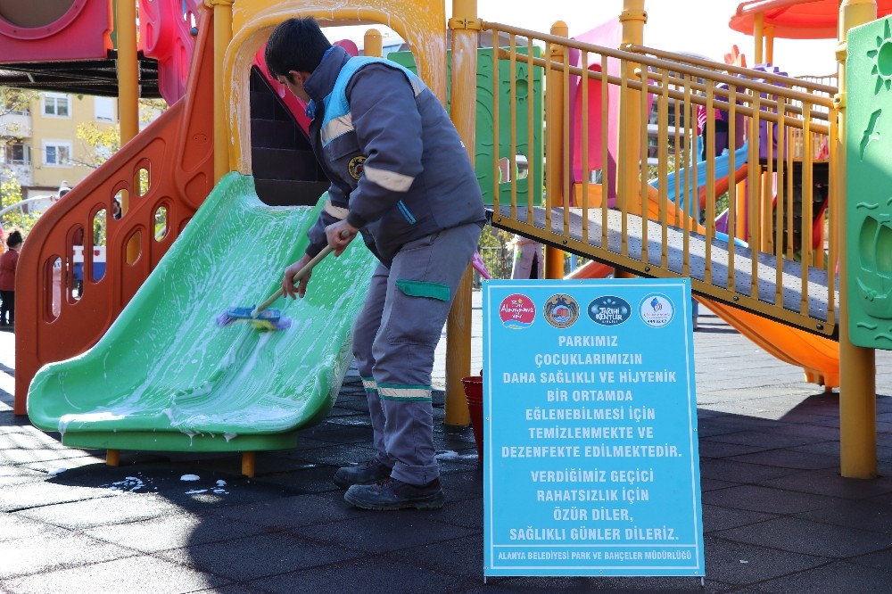 Alanya’da çocuk parklarında dezenfekte yapılıyor 