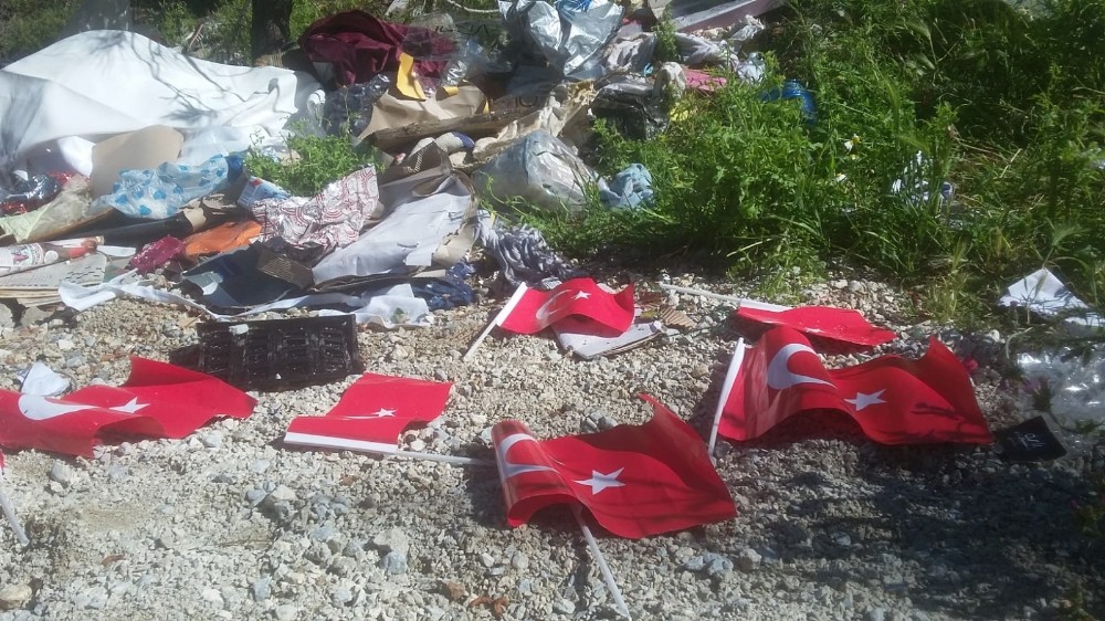 Alanya’da çöpte bulunan Türk bayraklarına tepki 