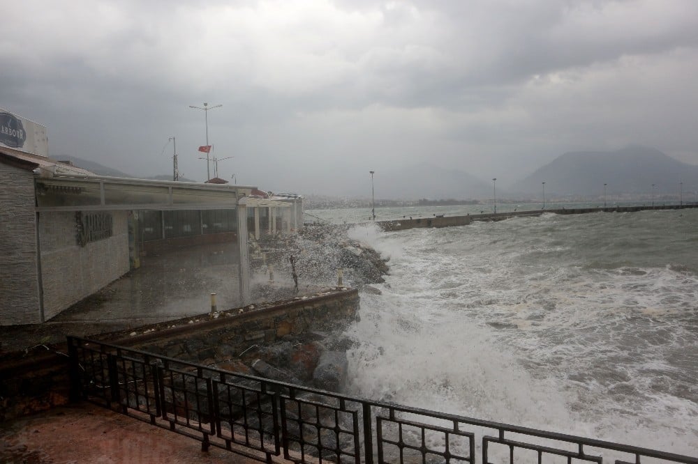 Alanya’da dev dalgalar oluştu, deniz trafiği kapandı 