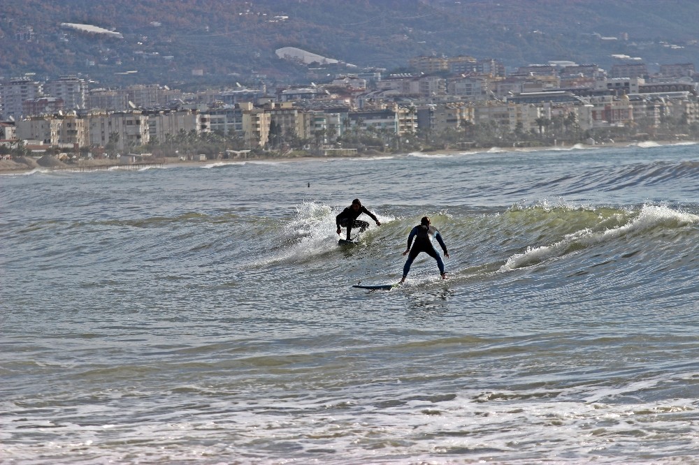 Alanya’da fırtına sonrası sörf keyfi 