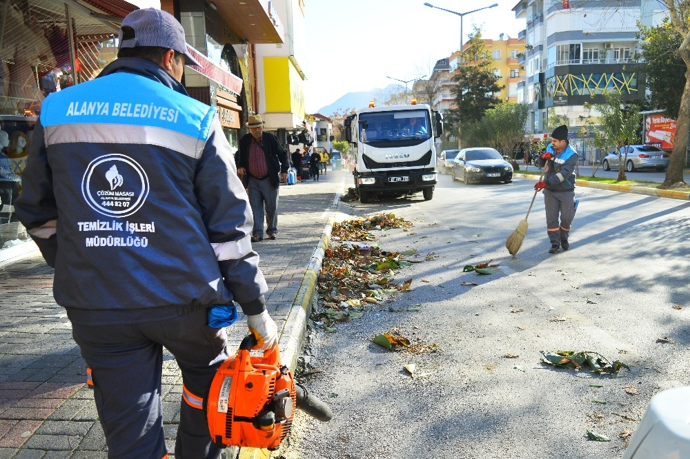Alanya’da fırtına sonrası temizlik 
