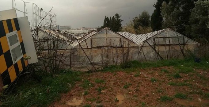 Alanya'da fırtına yıktı geçti, alt geçitler suyla doldu