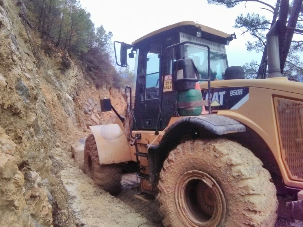 Alanya’da heyelanın kapattığı yol açıldı 