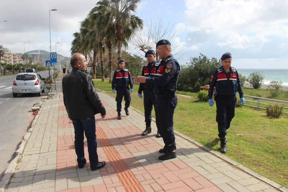 Alanya’da jandarma 5 ayrı dilde anons yaparak korona virüse karşı uyardı 