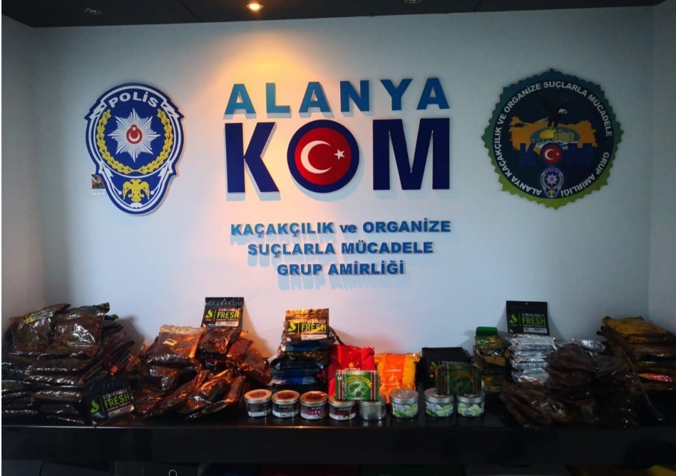 Alanya’da kafeye kaçak nargile tütünü operasyonu 