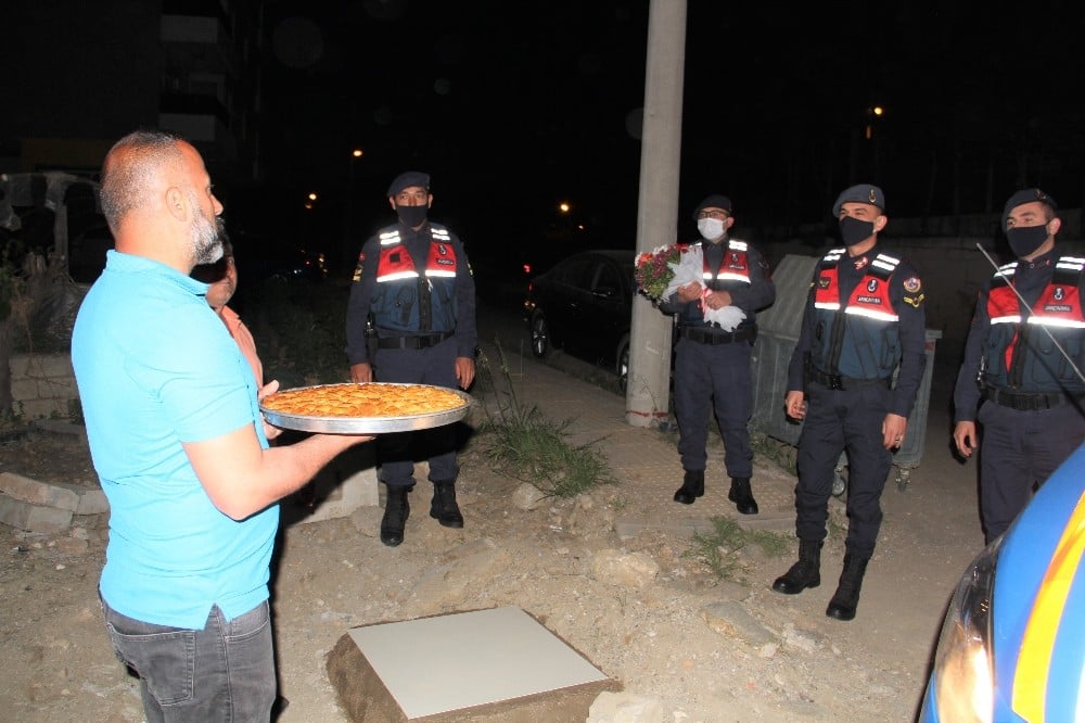 Alanya’da kavga ihbarına gittiler meşaleler ve baklavalarla karşılandılar 