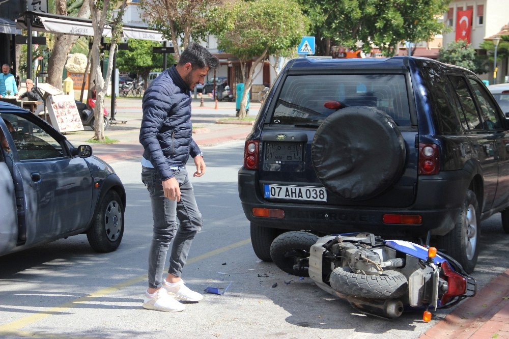 Alanya’da kaza yapan genç öfkesini motosikletten çıkardı 