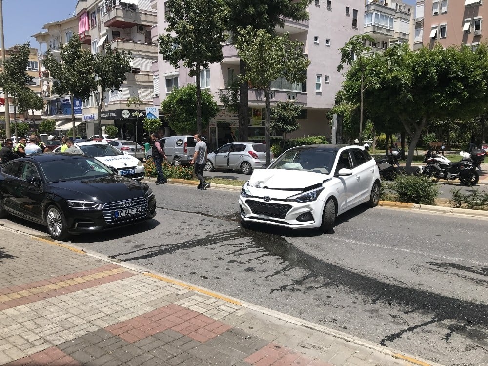 Alanya’da kontrolden çıkan otomobil ortalığı savaş alanına çevirirdi 