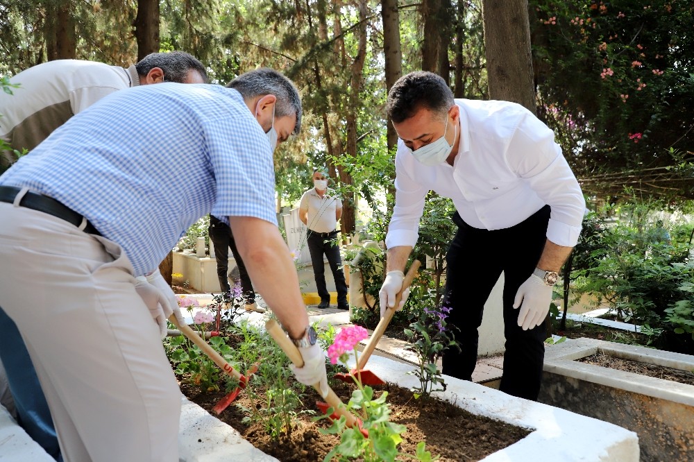 Alanya’da mezarlıklarda çiçek dağıtıldı 
