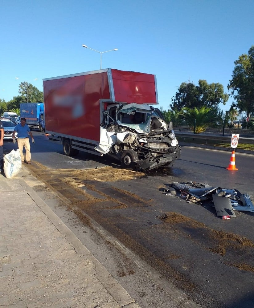 Alanya’da midibüs ile kamyonet çarpıştı: 15 yaralı 