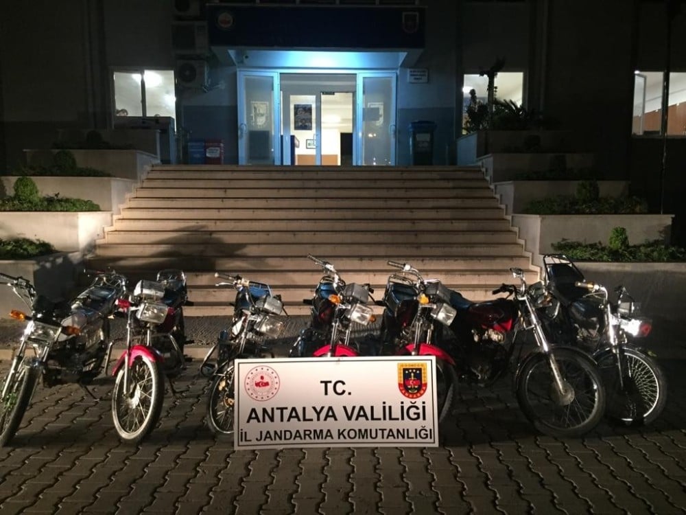 Alanya’da motosiklet hırsızları jandarmadan kaçamadı 