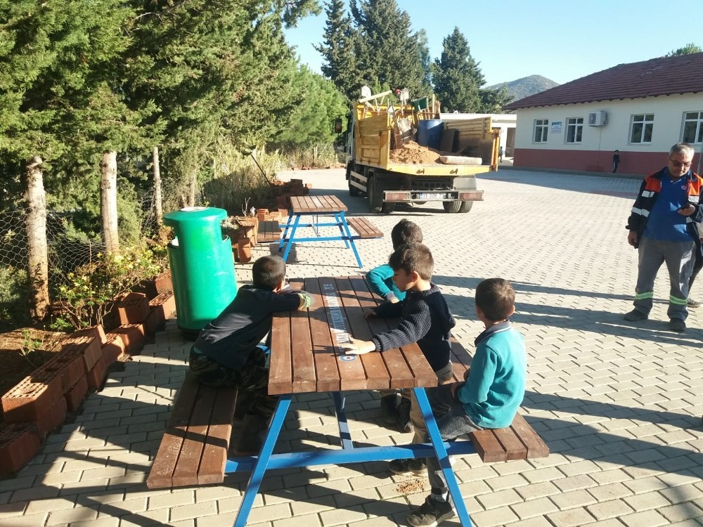 Alanya’da okul ve camilere bank ve piknik masası 
