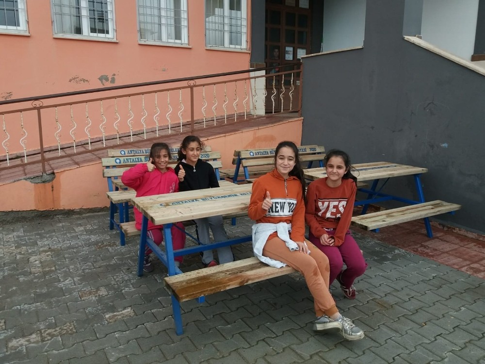 Alanya’da okul ve camilere bank ve piknik masası 