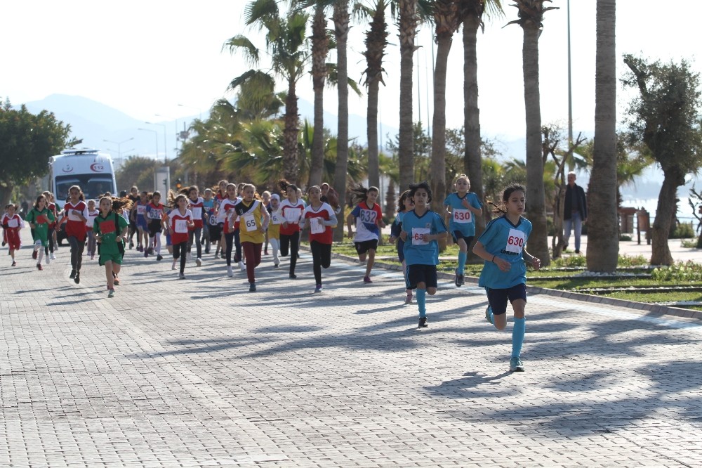 Alanya’da okullararası kros yarışı 