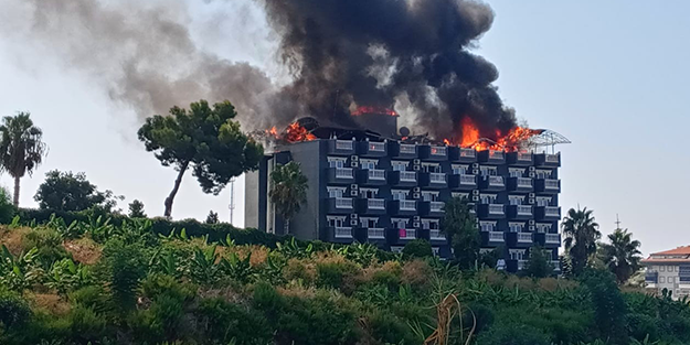 Alanya'da panik! Otel alev aldı