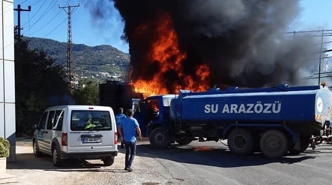 Alanya’da plastik kasa fabrikasında yangın paniği 