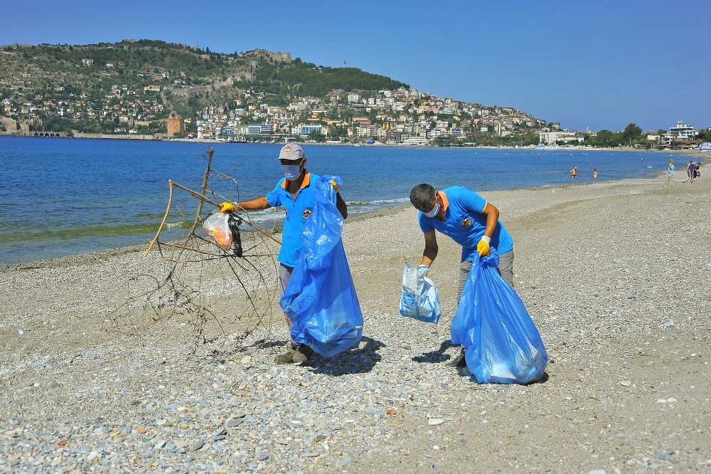 Alanya’da sahil büfeleri temizlendi 