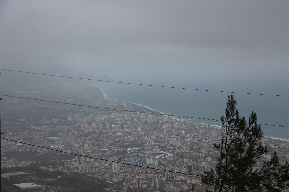 Alanya’da sis etkili oldu 