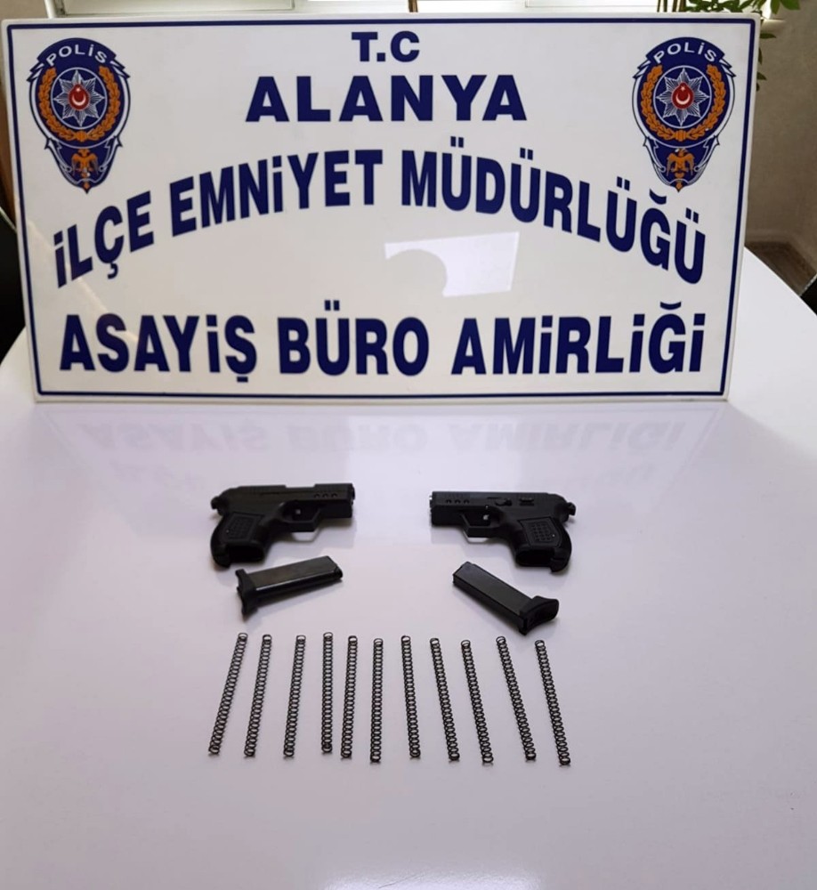 Alanya’da şüphelilerin üzerinden ruhsatsız tabanca çıktı 