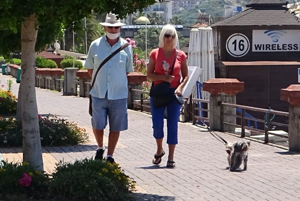 Alanya’da yaşlıların sokak keyfi 