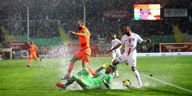 Süper Lig'de açılış derbi ile yapıldı! Yağmur var, gol yok