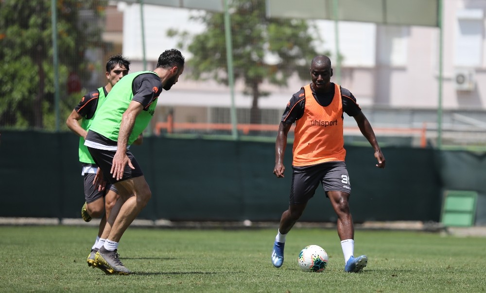 Alanyaspor, günün ilk antrenmanını tamamladı 