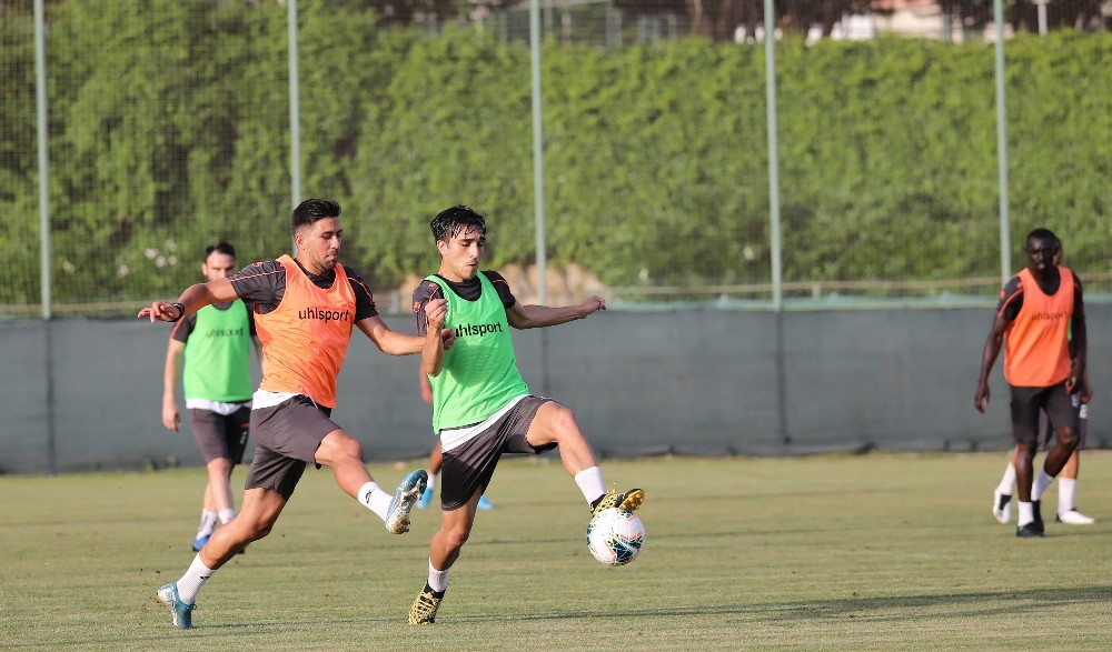 Alanyaspor hazırlıklarını grup halinde yaptığı idmanla sürdürdü 