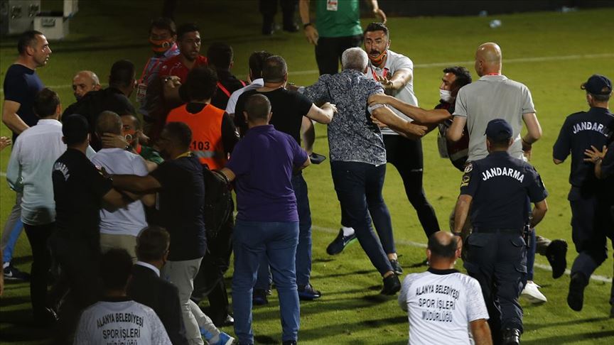 Alanyaspor-Trabzonspor maçı sonunda yöneticiler ve kulüp çalışanları arasında arbede çıktı