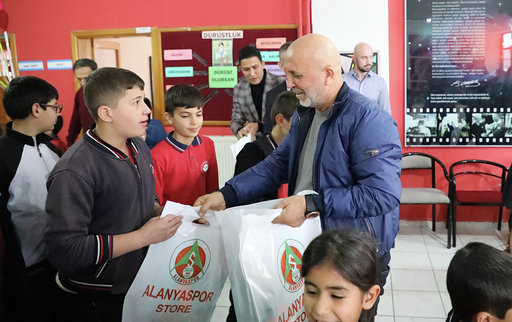 Alanyaspor ürünleri ortaokul öğrencilerine dağıtıldı 
