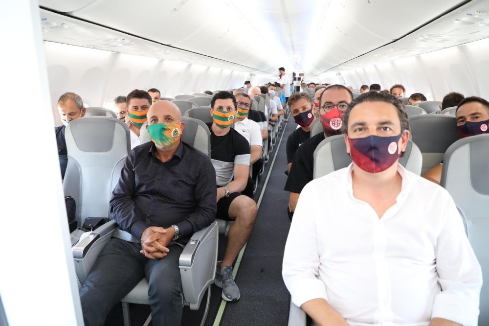 Alanyaspor ve Antalyaspor aynı uçakta İstanbul’a gitti 