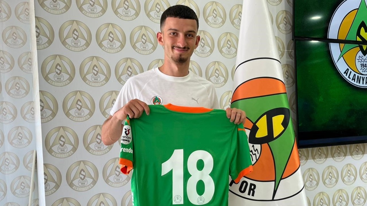 Alanyaspor’da 4 yeni transfer için imza töreni düzenlendi