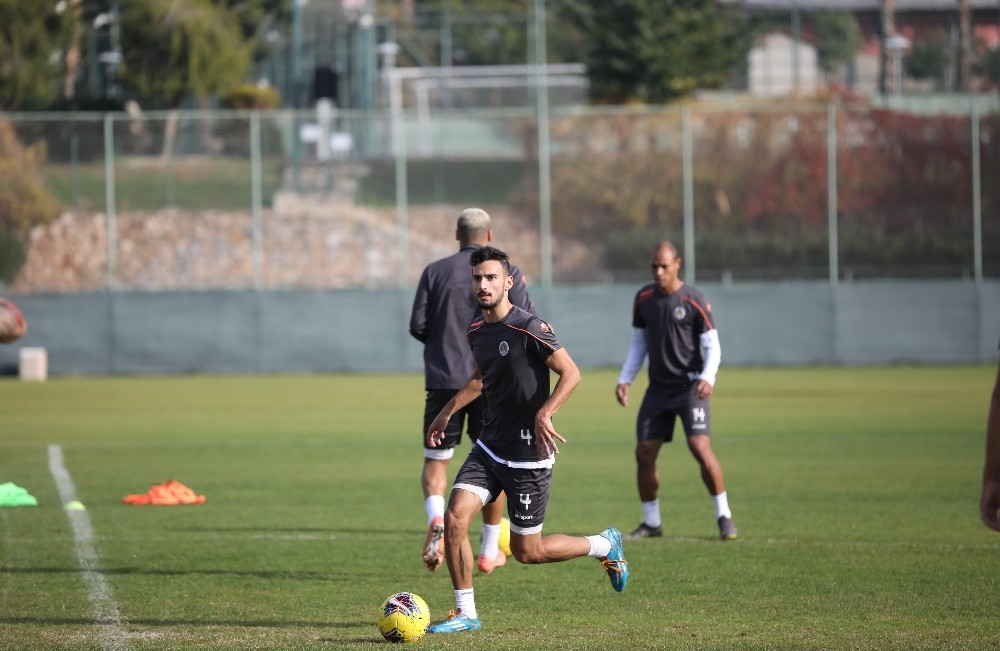 Alanyaspor’da üç isim takımla çalıştı 
