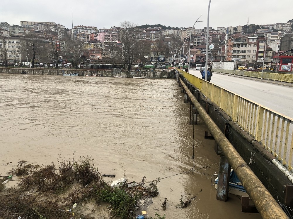 Alaplı çayı’nın ağzı kapandı, ilçeyi sel korkusu sardı 