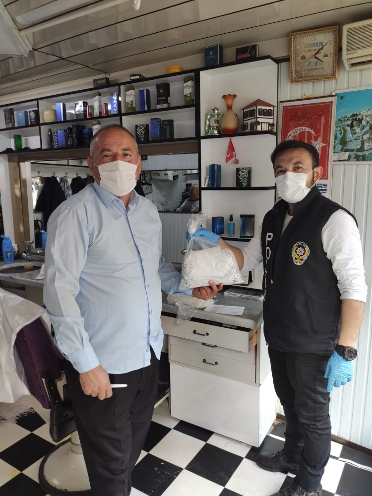 Alaplı Kaymakamlığı maske dağıttı 