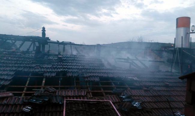 Alaplı'da eve yıldırım isabet etti