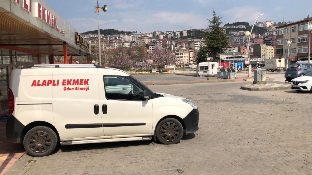Alaplı’da fırıncılardan evlere ekmek servisi 