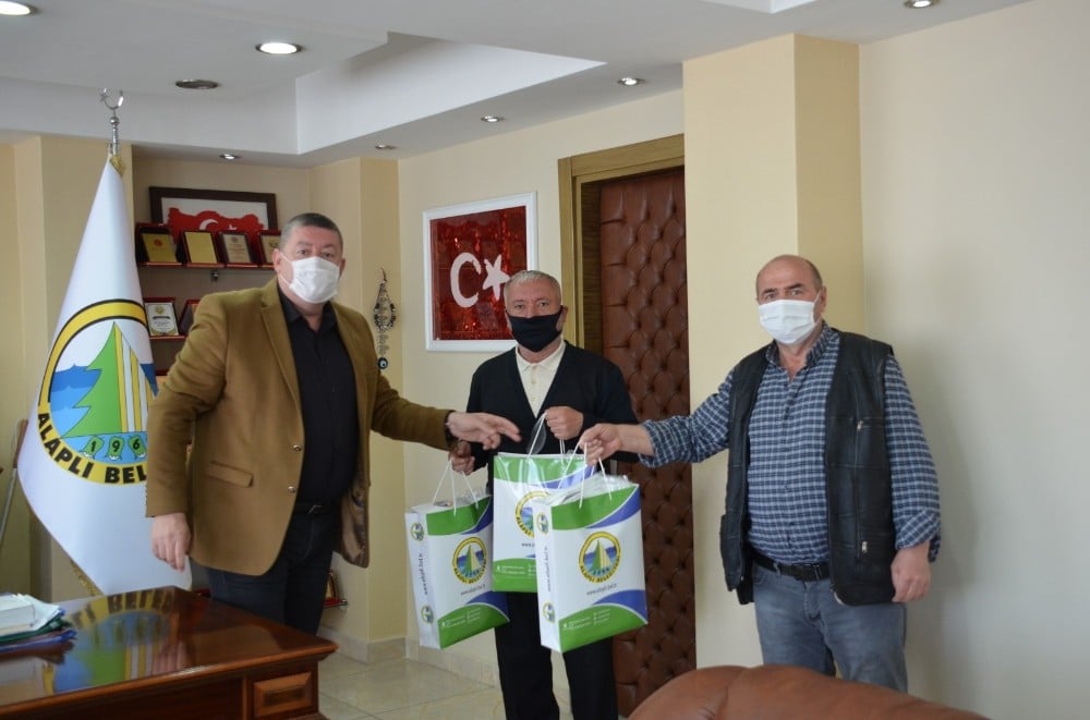 Alaplı’da maskeler kapıda teslim ediliyor 