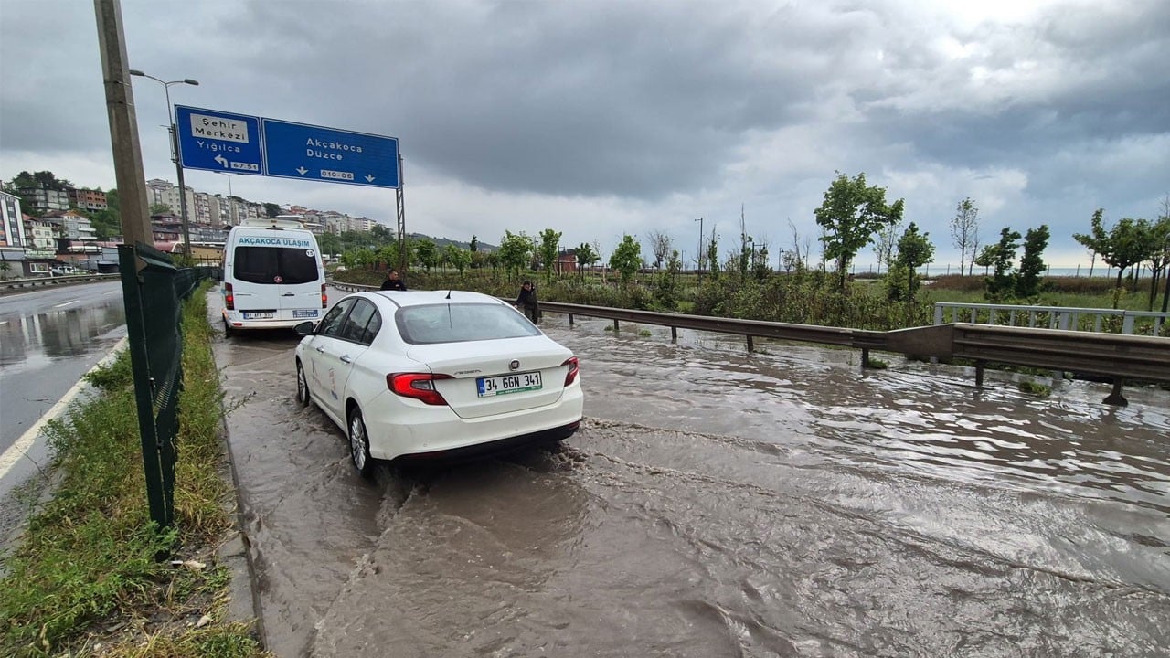 Alaplı’da mayıs yağmuru! İstanbul yolunda trafik durma noktasına geldi
