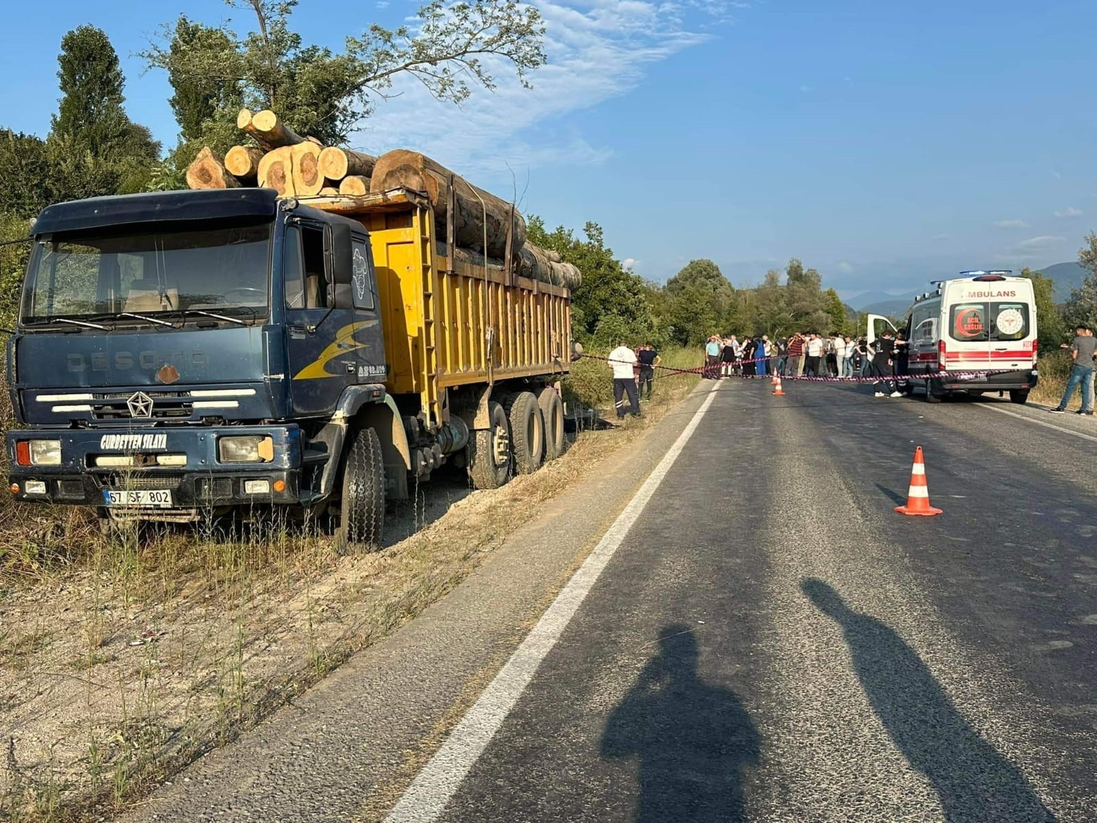 Alaplı'da motosiklet sürücüsü kamyonunı altında kald