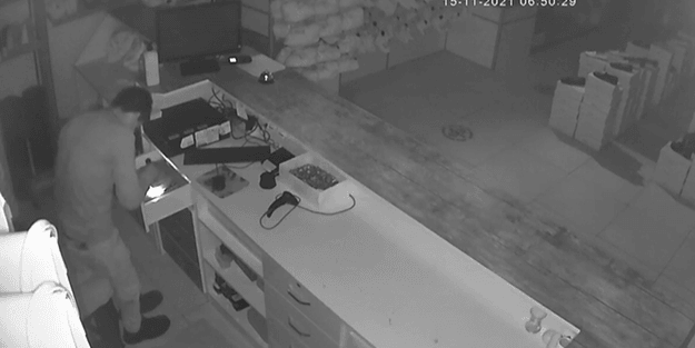 Alarm çalınca güvenlik kamerası kayıt cihazı yerine müzik setini çaldı
