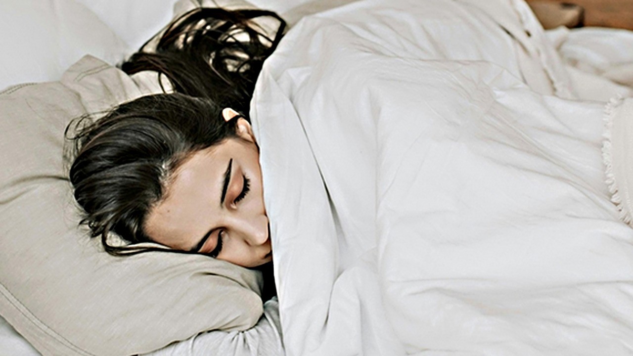  Alarm yolluyor: Yatarken duyulan kalp atışının sebebi buymuş! 1 bardak dolu su için!