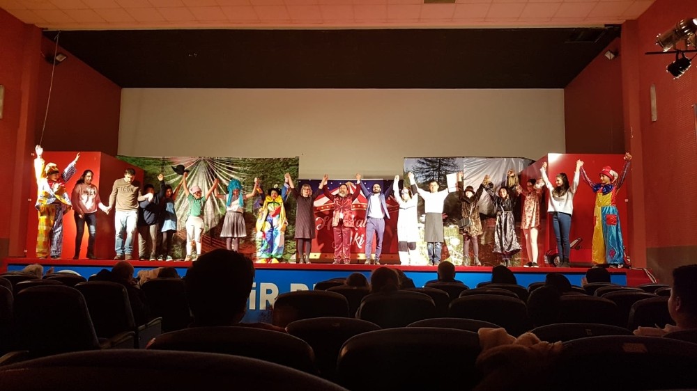 Alaşehir Belediyesi 5 bin vatandaşa ücretsiz tiyatro keyfi yaşattı 